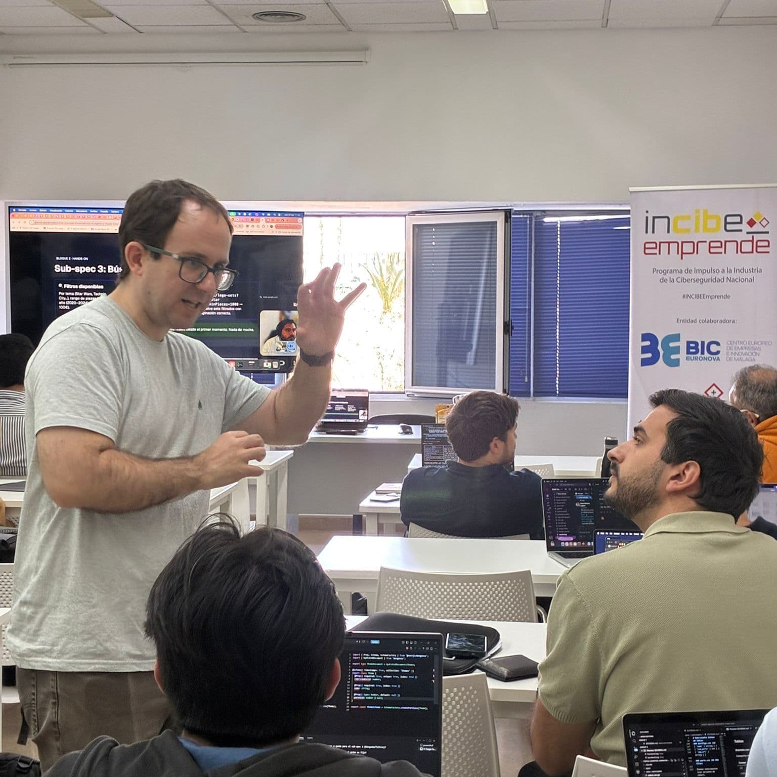 Formador de PopiAI explicando frente a la clase en BIC Euronova / INCIBE, con los asistentes trabajando en sus portátiles